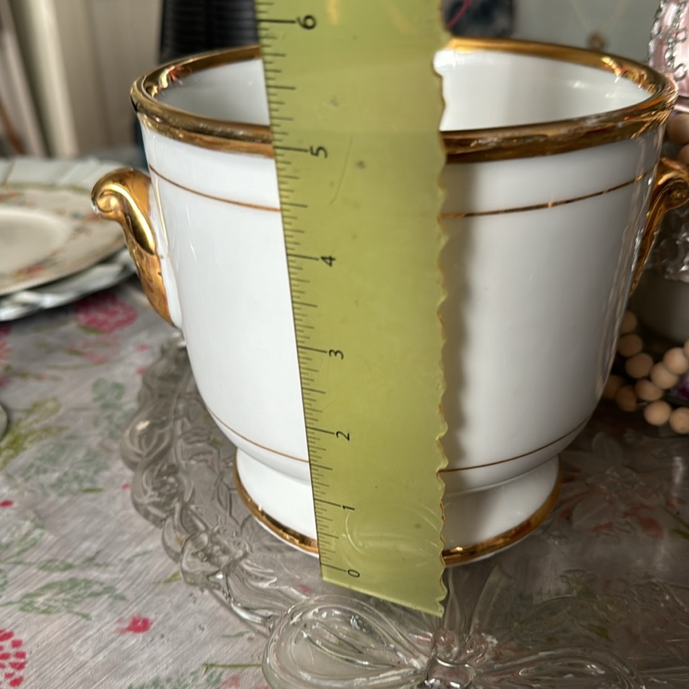 EUC White ceramic planter with gold trim - Picture 6 of 6